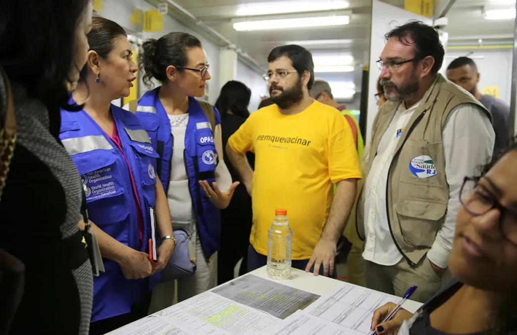 Officials from the Rio de Janeiro Government Health Ministry, PAHO and nongovernmental organizations discuss the yellow fever outbreak