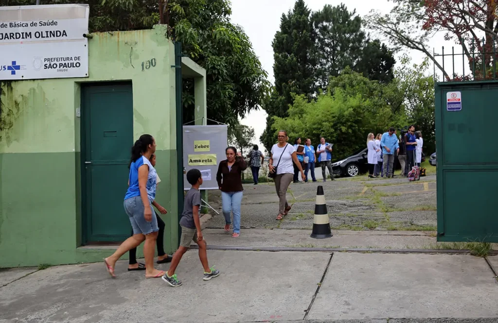 People were able to get vaccinated in primary health care clinics, mobile vaccination posts, their own homes (if homebound) and other facilities during the yellow fever outbreak. Courtesy: PAHO/WHO